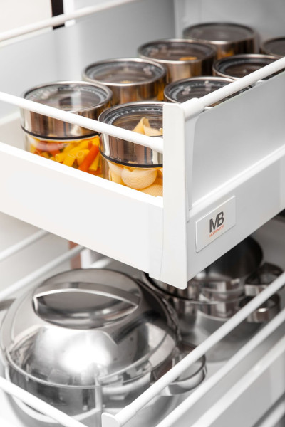 Szuflada axis wypełniona akcesoriami kuchennymi