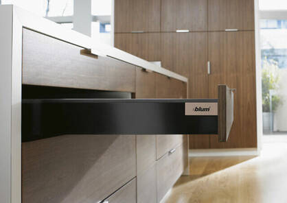 Minimalizm i nowoczesność w twojej kuchni - czarne szuflady